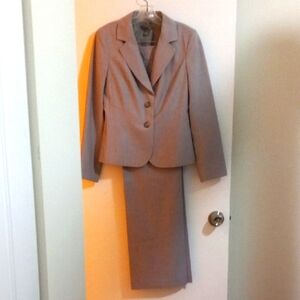 Ann Taylor Gray Lined Pantsuit, Jacket Size 4, Pants Size 6